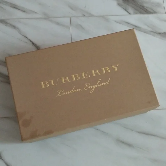 Burberry Box - Picture 2 of 3